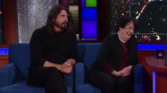 Dave Grohl e a mãe dele, Virginia (Foto: Reprodução/The Late Show with Stephen Colbert)