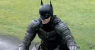 Dublê aparece com o traje completo do novo Batman (Foto:Reprodução/Twitter/PA Media)