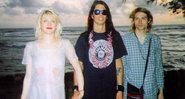 Dave Grohl (meio) no casamento de Kurt Cobain e Courtney Love (Foto: Divulgação)