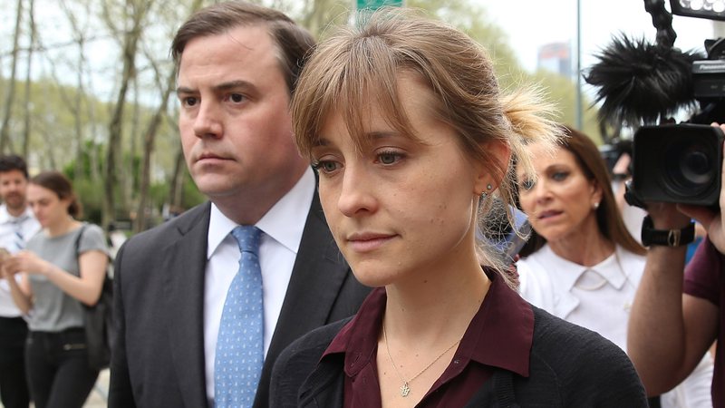 Allison Mack deixa o julgamento por tráfico sexual (foto: reprodução/ Getty Images - Jemal Countess)