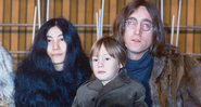Yoko Ono, Julian e John Lennon em 1968 (Foto: AP Images)