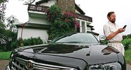 O poder da Mente Lauro Trevisan posa com seu Chrysler comprado à vista.