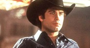 Em <i>Cowboy do Asfalto</i>, John Travolta é Bud, um jovem que sai do campo e vai para Houston, onde aprende mais sobre a vida em um bar.