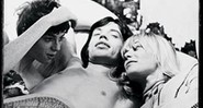 Da esquerda para a direita: Michele Breton, Mick Jagger e Anita Pallenberg, em cena do filme Performance, de 1970 - Warner Bros