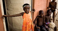 Kuduro de Marçal: Menina em rua do Marçal, musseque (favela) de onde saíram alguns dos maiores nomes do kuduro, o mais popular ritmo angolano