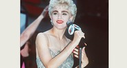 Madonna lançou seu filme "Quem é Esta Garota?" com uma turnê em 1987. Na foto, a cantora toca na Times Square