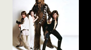 Luke Skywalker (Mark Hamill) (à esq.), a princesa Leia Organa (Carrie Fisher), o wookie Chewbacca e Han Solo (Harrison Ford), em foto publicada na capa da RS EUA em agosto de 1977 - LucasFilm Ltd. &amp; TM. Usado sob licença.