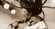 Bob Marley, ao vivo na Inglaterra, em julho de 1980: ícone de uma geração, ele morreu no ano
seguinte, aos 36, vítima do câncer - FOTO DE DAVID CORIO/MICHAEL OCHS