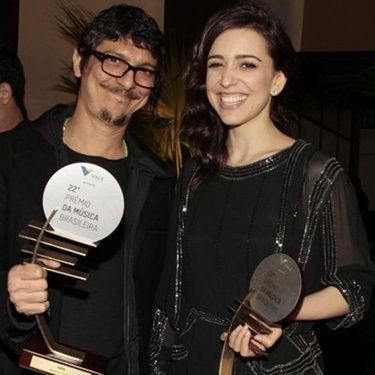 Pedro Luís e Roberta Sá exibem o troféu que receberam na festa - Divulgação