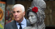 Mitch, pai da cantora Amy Winehouse, inaugura estátua da cantora em Londres  - AP