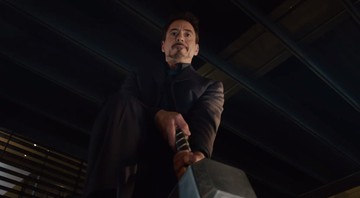Tony Stark (Robert Downey Jr.) tenta levantar o martelo de Thor, sem sucesso, em cena do trailer estendido de <i>Vingadores: Era de Ultron</i> - Reprodução / Vídeo