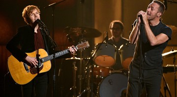 Beck e Chris Martin fazem dueto no Grammy 2015 - AP
