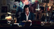 Nick Cave escreve em cena de <i>20.000 Dias na Terra</i>  - Reprodução