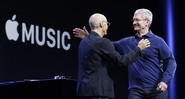 Tim Cook, CEO da Apple (à direita), abraça o cofundador da Beats (e agora funcionário da Apple Jimmy Iovine) no Apple Worldwide Developers Conference, em São Francisco, nos Estados Unidos - Jeff Chiu/AP