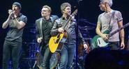Noel Gallagher junto ao U2, durante show na O2 Arena, em Londres, em 2015 - Rex Features/AP