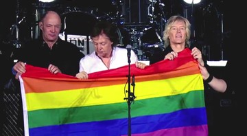 Paul McCartney durante show em Berlim, na Alemanha, segurando bandeira com arco-íris em solidariedade às vítimas do ataque a uma boate gay em Orlando - Reprodução/Vídeo
