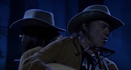 Neil Young e Jimmy Fallon (imitando Neil Young) fazendo dueto no programa norte-americano <i>Tonight Show</i> - Reprodução/Vídeo