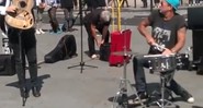 Chad Smith, baterista do Red Hot Chili Peppers, tocando com músicos de rua em Londres - Reprodução/Vídeo