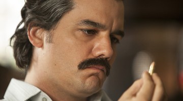 Wagner Moura dando vida a Pablo Escobar na segunda temporada de <i>Narcos</i> - Reprodução