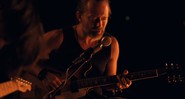 Thom Yorke no clipe de "Present Tense" - Reprodução