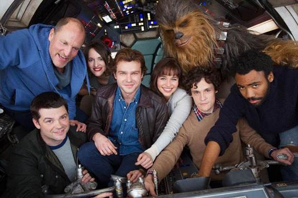 Elenco do spin-off de <i>Star Wars</i> sobre juventude Han Solo de reúne para primeira foto  - Divulgação