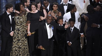 Barry Jenkins (no centro), cercado pelo elenco e equipe de <i>Moonlight: Sob a Luz do Luar</i>, aceitando o Oscar de Melhor Filme - Chris Pizzello/Invision/AP