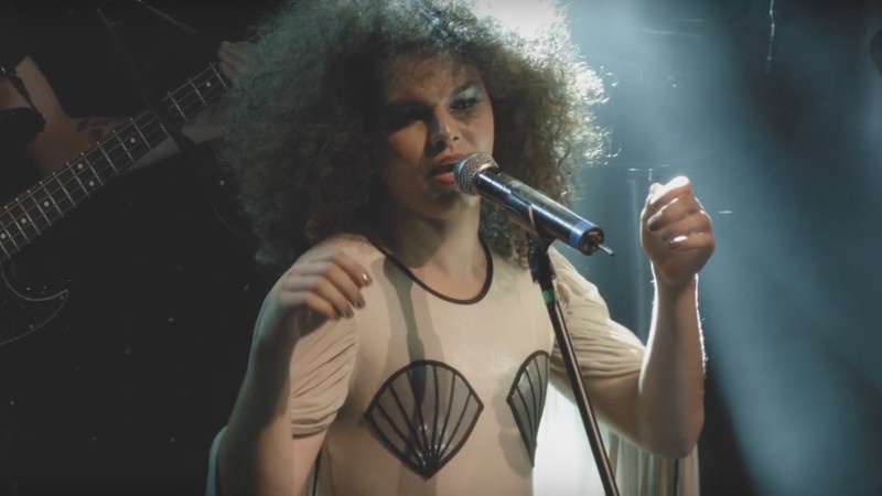 A cantora Assucena Assucena no clipe do grupo As Bahias e a Cozinha Mineira para "Fumaça" - Reprodução