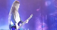 O baixista Tye Trujillo, filho de Robert Trujillo (do Metallica), em vídeo de show com o Korn na Colômbia - Reprodução/Vídeo