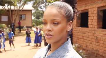 Rihanna em cena do mini-documentário que mostra a viagem dela a Malawi, na África - Reprodução/Vídeo