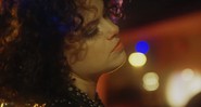 Régine Chassagne em cena do clipe de “Electric Blue”, faixa de <i>Everything Now</i>, disco do Arcade Fire - Reprodução/Vídeo