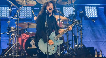 Dave Grohl em performance com o Foo Fighters - AP