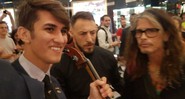 Steven Tyler autografa o violoncelo no Shopping Leblon - Divulgação