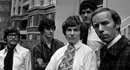 <b>Criando a Obra-Prima</b><br>
The Zombies em 1967 em frente ao prédio dos estúdios Abbey Road: (<i>da esq. para a dir.</i>) Chris White, Colin Blunstone, Rod Argent, Paul Atkinson e Hugh Grundy.

 - Kaith Waldegrave/Rex/Shutterstock