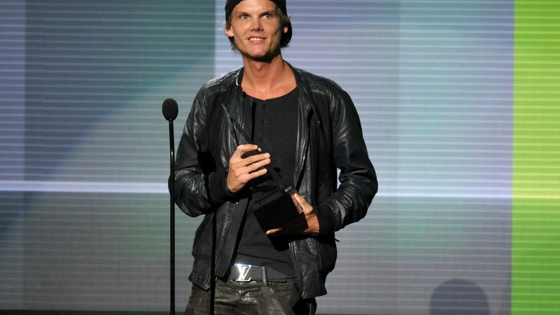 Avicii recebe o prêmio de artista favorito - dance music eletrônica no American Music Awards, em 2013, no Nokia Theatre L.A. Live, em Los Angeles - John Shearer/Invision/AP