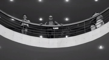Gerson Conrad em cena do clipe "Teias" - Reprodução/Vídeo