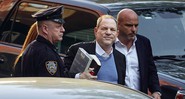 Harvey Weinstein chega à delegacia de polícia em Nova York para se entregar às autoridades após acusações abuso sexual e estupro - Andres Kudacki/AP