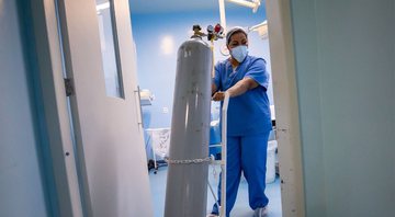 Enfermeira Dayana Henrique da Silva com cilindro de oxigênio (Buda Mendes/Getty Images)