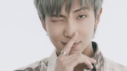 RM, do BTS, na capa digital da Rolling Stone EUA vestido de cinza e com a mão na boca (Foto: Hong Jang Hyun para a Rolling Stone)