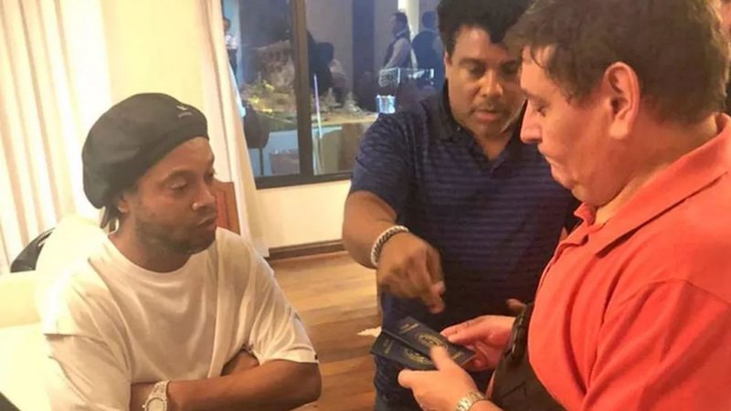 Ronaldinho Gaúcho em interrogação da polícia paraguaia (Foto: Reprodução Twitter)
