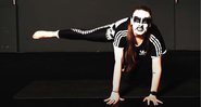Professora de yoga do canal Metal Yoga with Black Widow Yoga (Foto: Reprodução/YouTube)